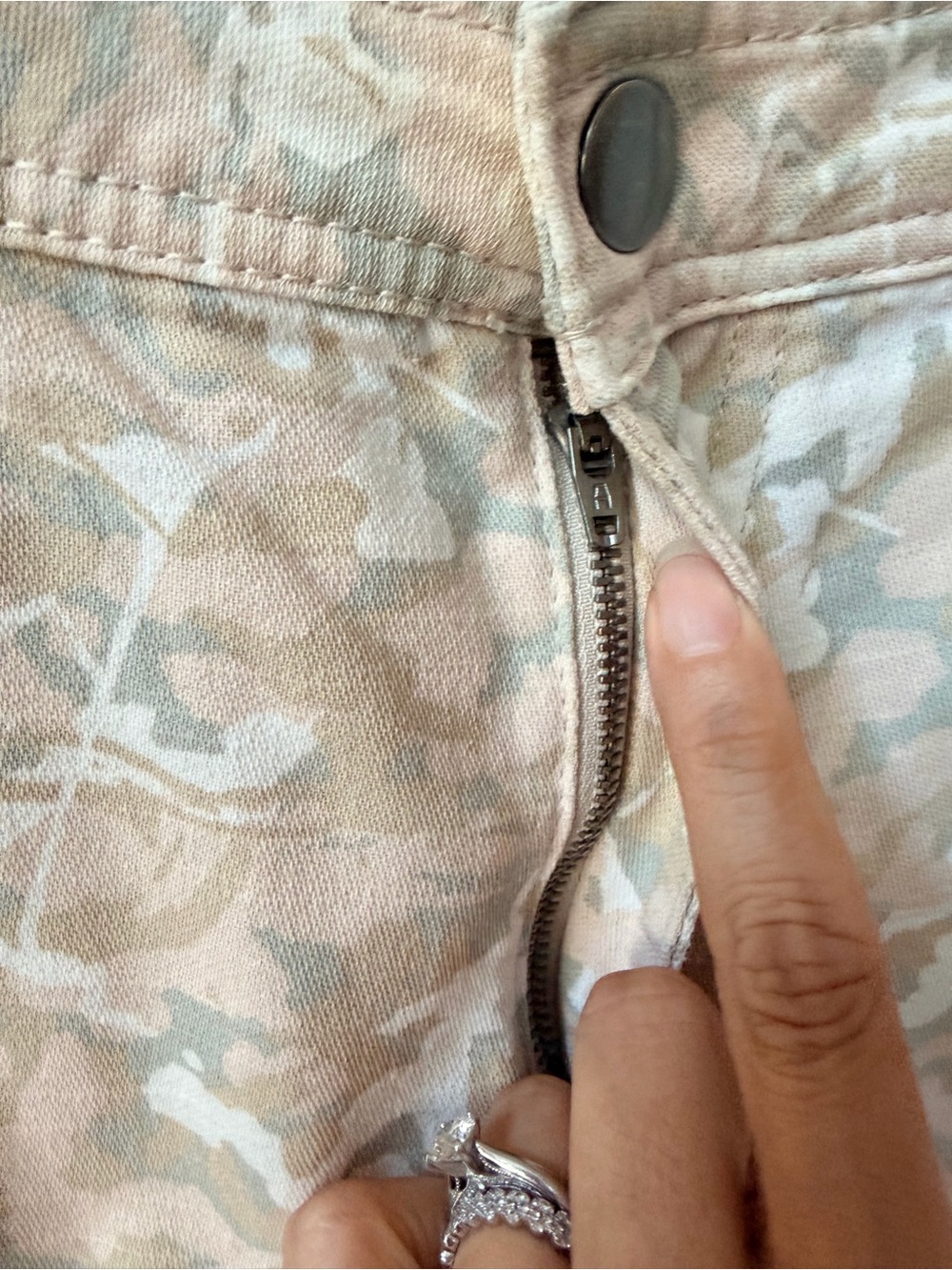 Cotton On Beige Camouflage Floral Cargo Pants Size 4 - Picture 7 of 16